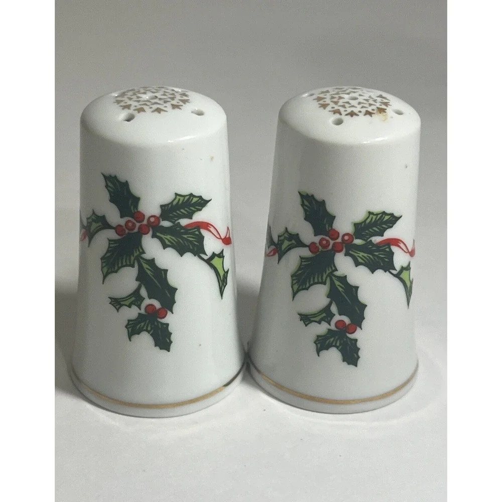 Vintage Lefton Christmas Salt & Pepper Shaker Set Holly Berries Japan 03034